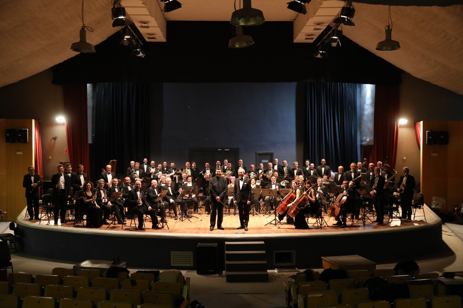 El Teatro Real se llena de música al ritmo de las Hinds y la Banda